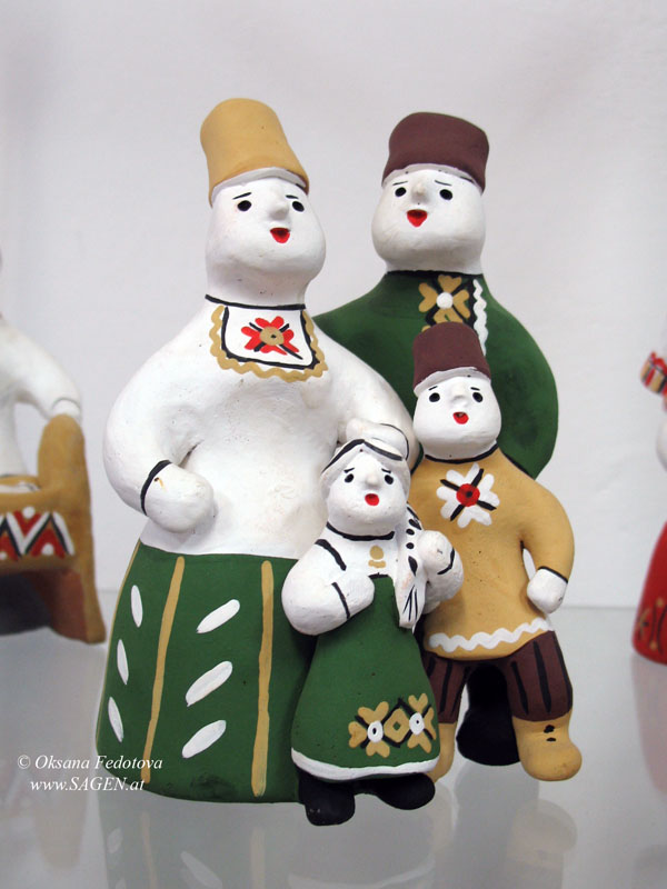 Familie. Museum des Kargopoler Spielzeuges im Zentrum der Volkshandwerke „Bereginja“. Kargopol © Oksana Fedotova 